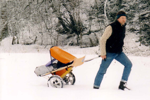 mit dem trekking stroller gogo-kid  durch den Schnee., die  Kinderschneeschaufel ist für die Show
