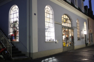 Fernengel Fahrradanhänger + Kinderwagen und Palais Velo im Hinterhof in der Herzog-Otto-Strasse in Rosenheim
